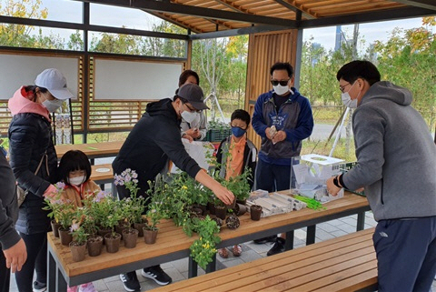 국립세종수목원에서 정원식물 선호도 조사를 실시한 후 조사 참여자들에게 정원식물을 나눠주고 있다. [사진 제공 = 한국수목원정원관리원]