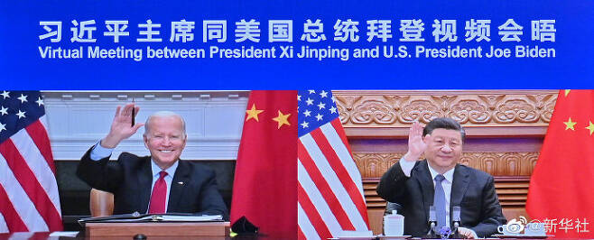 [서울=뉴시스] 중국 관영 신화통신이 공개한 사진으로, 16일 조 바이든(왼쪽) 미국 대통령과 시진핑(오른쪽) 국가주석이 첫 화상회담을 앞두고 손을 들어 인사하고 있다. 미중 정상간 첫 화상회담은 중국시간 16일 오전 8시46분(미국 동부 시간 오후 7시46분)께 시작됐다. <사진출처: 신화통신 웨이보> 2021.11.16