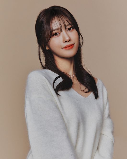 Lee Mi-joo, a former group Lovelyz (Baby Soul, Yoo Ji-ae, Seo Ji-soo, Lee Mi-joo, Kei, JIN, Ryu Soo-jung, and Jeong Ye-in), was held in You Hee-yeol arms and ate a rice bowl with Yoo Jae-Suk.Today (17th) morning Antenna said: Lee Mi-joo has always done his best in both Lovelyz activities and personal activities last time and has shown a wide spectrum with his own style and personality.I will not spare any support for Lee Mi-joos talent and talent to the maximum, and I would like to ask Lee Mi-joo for a lot of support for a new start. Lee Mi-joo later said, Antennas motto for good people, good music, good laughter coincided with the picture I wanted to draw.I hope you will expect me to deliver good energy through various activities in the future. Lovelyz, who previously belonged to Lee Mi-joo, announced on the 1st that seven members except leader Baby Soul will leave his agency, Ullim Entertainment.At the time, the ring said, The exclusive contract of our company and the group Lovelyz members will expire on November 16, 2021.In addition, the echo said, After a long period of in-depth discussions and deliberation, seven Lovelyz members (Yoo Ji-ae, Seo Ji-soo, Lee Mi-joo, Kei, JIN, Ryu Soo-jung, and Jeong Ye-in) decided to prepare for another start in the new place, and we decided to respect and support the members will.Baby Soul has signed a renewal contract based on our long-standing trust.As an assistant to Baby Soul, we will not spare any support for Baby Souls new leap forward and active activities. Although the future of Lovelyz members has not yet been decided, Lee Mi-joo has played a big role in entertainment as MBC What do you do? + fixed performer.It also leads to the reaction that it is not joining the so-called Yoo Jae-Suk line.Some predicted that Lee Mi-joo will sign an exclusive contract with Antenna along with Yoo Jae-Suk, who recently moved to Antenna.In the end, this news, which was only speculation, became true, and Lee Mi-joo signed an exclusive contract with Antenna, who is represented by You Hee-yeol, and he had a meal with Jung Jae-hyung, Toy, Lucid Paul, Peppertons, Lee Jin-ah, Jung Seung-hwan, Kwon Jin-ah, Sam Kim, Load and Yoo Jae-Suk.Antenna is also spurring albums and performances by her artists along with the joining of Lee Mi-joo.In particular, Antenna is currently showing the charm of Antenna The Artists Udangtangtang through the KakaoTV entertainment Futter TV, Udangtang Antenna, and its artists will participate in the project planning more actively and will continue to show music and entertainment that are not tied to the framework.Meanwhile, Lee Mi-joo, who is from Lovelyz, is currently appearing on MBC What do you do when you play?, KakaoTV Runway 2 and Ants are still today.DB, Antenna