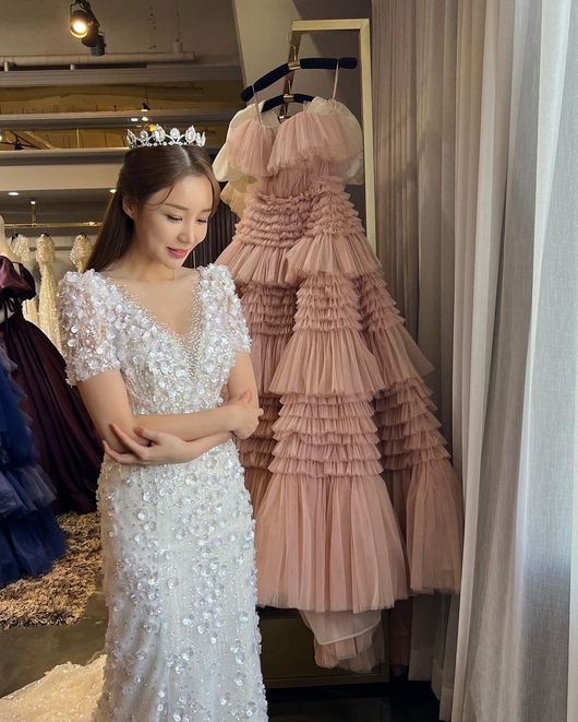 Actor Yoon Jin-yi has revealed the appearance of Wedding Dress in surprise.On the 17th, Yoon Jin-yi released a behind-the-scenes cut of the drama Gentleman and Young Lady on his instagram.Yoon Jin-yi has played the role of Lee Se-ryun in the play and has been married to Kim Young-joon.The photo showed Yoon Jin-yi wearing a Wedding Dress fitting.Yoon Jin-yi, who boasts a goddess visual in a sheer white Wedding Dress, boasted an elegant yet sexy figure.KBS2 weekend drama Gentleman and young lady, which Yoon Jin-yi is playing with Lee Se-ryun, is broadcast every Saturday and night at 7:55 pm.