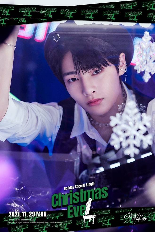 Stray Kids has heralded a different season song.JYP Entertainment released a personal image of the special single Christmas EveL on the official SNS channel on the 18th.This time, Han, Felix, Seungmin, and Ayen were the main characters. Christmas atmosphere was outstanding. Members showed visuals in colorful tree objects.Stray Kids will release the Holiday Special Single Christmas Evil at 6 pm on the 29th.Alvin and the Chipmunks of Christmas: The Road Chip is the theme.I kept my promise with Stay (Fandum Name). Stray Kids predicted a season song in the Step Out 2021 video posted on January 1.Christmas Evil is a surprise gift to repay the fans big support, the official said.