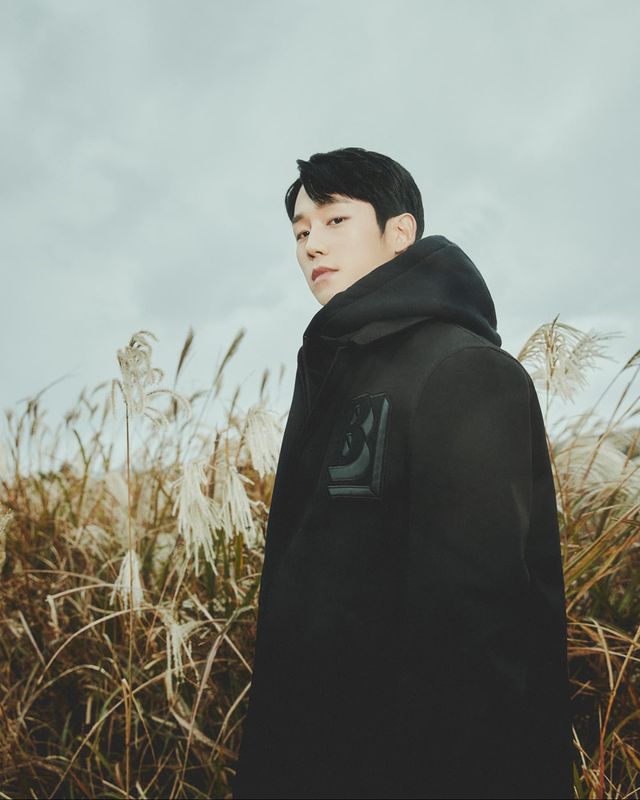 Actor Jung Hae In showed off the autumn atmosphere.On the 18th, Jung Hae In posted two photos on his personal instagram.Jung Hae In in the public photos poses for the camera in the background of the reed forest.Jung Hae Ins charisma, which looks down somewhere with sharp eyes, overwhelms the surrounding atmosphere.The fans who saw it responded It is warm, The atmosphere is crazy and It is more cool.Meanwhile, Jung Hae In casts JTBC Drama Snowdrop scheduled to air in December, and co-works with BLACKPINK JiSoo.iMBC  Photo Source Jung Hae In Instagram