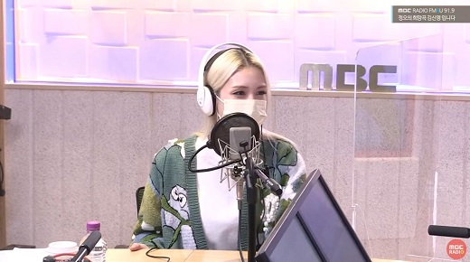 Singer Jeon So-mi thanked Trot Singer Jung Dong-won, who named himself an ideal type.On the afternoon of the 18th, MBC FM4U radio Noon Hope Song Kim Shin Young appeared on the first regular album XOXO and appeared on Jeon So-mi.Jeon So-mi replied, The fans informed me to a listeners question, Do you know that Jung Dong-won, the younger brother of the nation, chose it as an ideal type?I have a video that introduces ideal type as a hint. Im blonde. She explains that shes dancing. I wanted to be me.It seems to be the first time that I have been selected as an ideal type of person. Jeon So-mi also said, I am very grateful for the idea type for the first time that I will be young.I am watching well, he said, attracting attention by posting a video letter to Jung Dong-won.