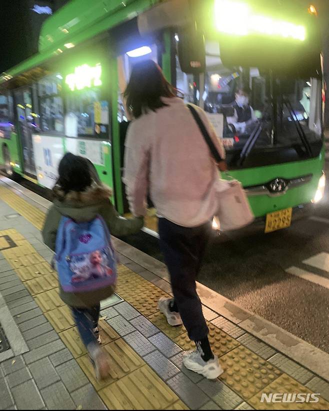 On the 18th, Baek Ji-young posted several photos on his official Instagram account with the words HaIM and bus travel today. Did you like it? Thank you very much .In the open photo, Baek Ji-young is taking a bus with her daughter HAIM.Baek Ji-young even left a playful look on the payment using a transportation card.Fans envied the mother and daughter with a comment saying, I wish I was a HAIM, my mother is a Baek Ji-young, Sister is cool!! HAIM is a lot big ~.Meanwhile, Baek Ji-young married actor Jung Suk-won in 2013 and gave birth to a daughter in 2017.