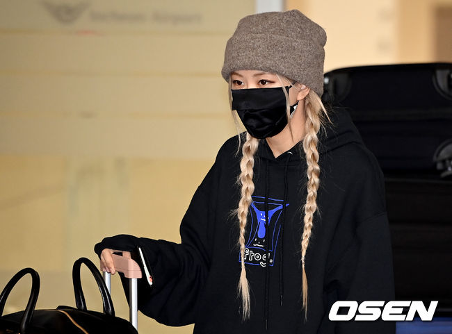 Black Pink (BLACKPINK) Rosé returned home via the Incheon International Airport on Wednesday morning after finishing his schedule in Los Angeles, USA.Black Pink Rosé is leaving the arrival hall. 2021.11.18