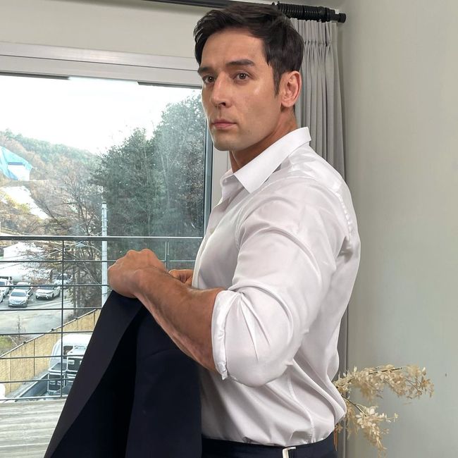 Model and actor Julien Kang flaunted her bursting muscle.On the morning of the 18th, Julien Kang posted two selfies on his personal SNS, saying, Yes, I sometimes wear The clothes.Julien Kang then boasted a solid physical, adding, The sleeves are always short and you have to roll up # suit # shooting # fashion # body.Julien Kang in the photo shows a white shirt perfectly and shows off her suit fit.Julien Kang shot a global woman with a sleek yet sharp visual and a masculine atmosphere.Especially, Julien Kang has revealed the recent exposure to The several times, so the acquaintances said, I thought I forgot how to wear the hoo ~ The, Is the picture in my clothes too long?I left a comment and joked to Julien Kang.Meanwhile, Julien Kang currently runs the personal YouTube channel Kang Experience.Julien Kang SNS