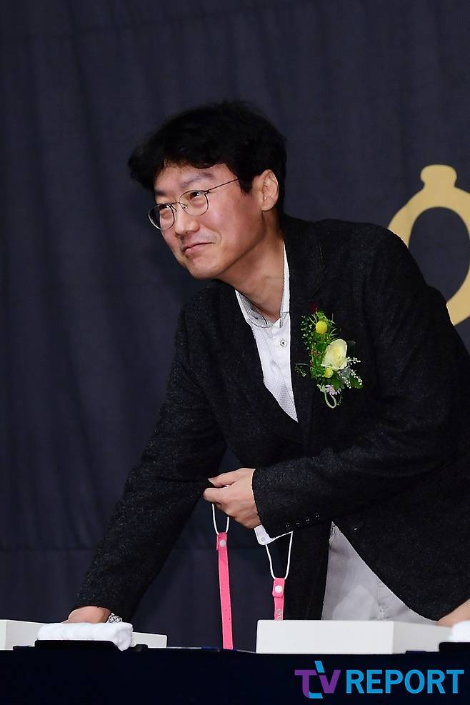 Director Hwang Dong-hyuk is handprinting at the 11th Beautiful Korean Artists Welfare Foundation Award ceremony held at Myeongbo Art Hall in Chodong, Jung-gu, Seoul on the afternoon of the 18th.On the other hand, the 11th Beautiful Korean Artists Welfare Foundation Award is a ceremony to deliver a total of 100 million won prize money and plaque, and to celebrate the year with the hope of the new year. ...