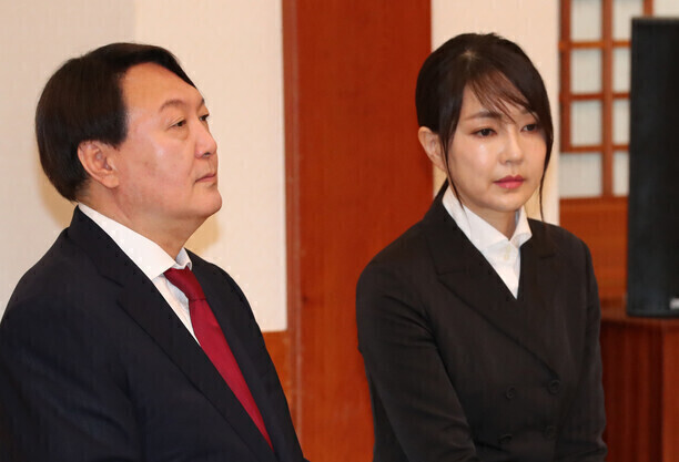 윤석열 국민의힘 대선 후보(왼쪽)와 아내 김건희씨. 한겨레 자료사진