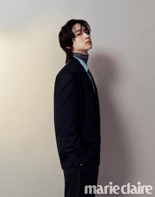 Actor Jang Dong-yoon boasted of good-looking visualsOn the 19th, fashion magazine Marie Claire released a December issue picture with Jang Dong-yoon.Jang Dong-yoon in the public picture added black suits, sweaters, ribbon tie blouses, etc. to the distinctive calm and light charm.In addition, the eyes and expressions that attracted attention added to the perfection of the picture.In an interview with the picture, Jang Dong-yoon revealed his love for learning and work gained through his new work Tae Il Lee.Asked about his first challenge to voice-acting at Toei Animation, Jang Dong-yoon replied, It was strange and difficult to act with only voice without expression or gesture, but there are many things I learned while studying and acting on the character Jeon Tae-il.He also came to Seoul from Daegu and confessed his contacts with Jeon Tae-il, including his love of writing and writing.Jang Dong-yoon also said, I usually write poetry or essays as a means of expressing myself. Acting is a completely opposite area, and I am concentrating on expressing the creators thoughts accurately.When asked about the indicators of satisfaction with him, the tone of Acting was clear, I think he is doing this for the fun of saying that the bishops cool OK.So trust with the coach is important, he added.More pictorials and specialties by actor Jang Dong-yoon can be found in the December issue of Marie Claire and on the website.