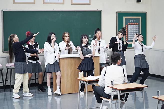 The Leader of SUfa eightI will be a transfer student in this Knowing BrosJTBCs Knowing Bros, which will air on November 20, is the leader of SUfa full of excitement and enthusiasm.Monica, HoneyJessie J, Aiki, Leehei, Hyojin Choi, Gabi, Noje and Lee Jung appear as transfer students.Each of them, who opened the door with the dance Hey Mama, performed various dance performances, and laughed at the impromptu confrontation with Min Kyung-hoon, a dancer at the brothers school.Lee Soo-geun also showed the atmosphere by showing Hey Mama version of Oh Dong-leaf dance.SUfa Leaders has proved to be an entertainment trend by showing as hot a gesture as dancing.In particular, Lee Jung, the youngest tower, said, What did Hodong Lee do to twenty-four? And Hyojin Choi attracted attention with a rich reaction like a so-called national mother.Monica also said, I did not know that my team would be sixth in SUfa.), and the winner, Holly Bang leader HoneyJessie J, laughed at the relaxed appearance that contradicted him.