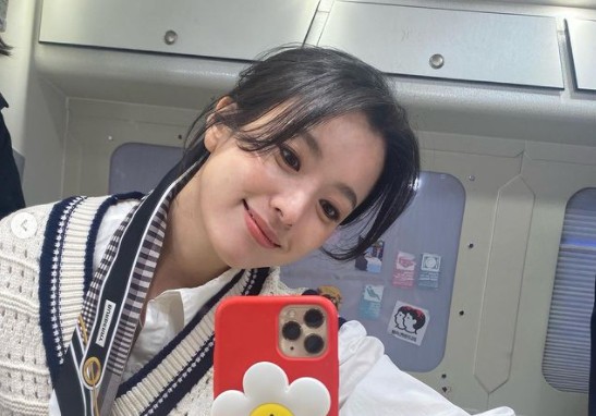 Actor Han Hyo-jooo has released a self-portrait full of fairy tales and encouraged the shooter of the drama Happy.Han Hyo-jooo posted two photos on his 19th day with his article Huh? Its already Friday? Happy Day through his instagram.The photo shows Han Hyo-jooo taking a selfie; Han Hyo-jooo, who has her hair tied, catches her eye with a fresh smile.Fans responded that I am so pretty, I look forward to today and Today is a day to see young age spring in the appearance of Han Hyo-joo, who promotes Happy by revealing pure fairy visuals.On the other hand, Han Hyo-jooo is meeting with fans in the TVN drama Happiness as a yunsae spring.Happyness is a drama depicting the discrimination between classes and the subtle nervous battle in a new apartment in a large city, which divides the high floor into a rental house in a general sale of high floors in the New Normal era where infectious disease is common.