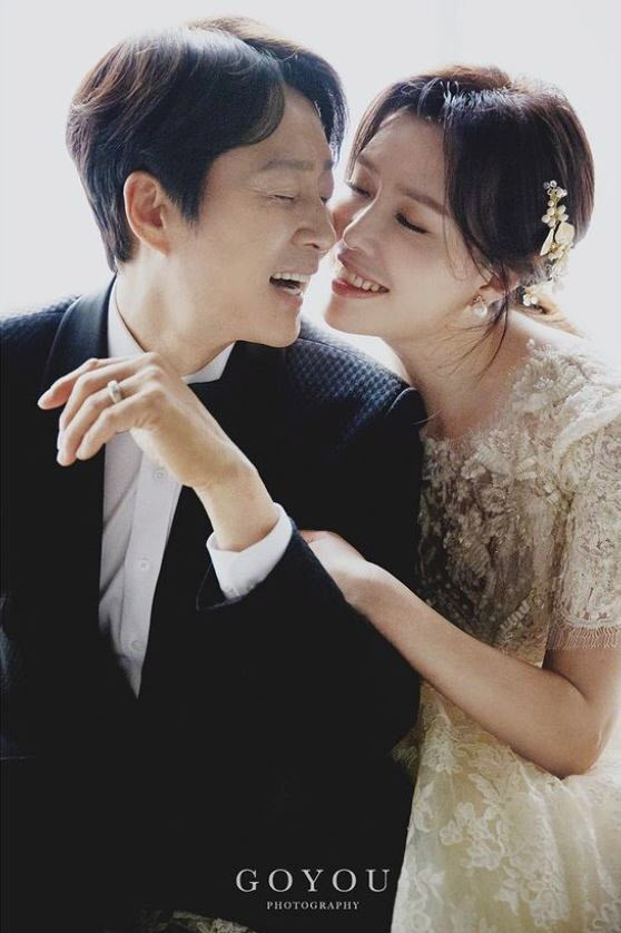 Choi Soo-jong posted on his 20th day, Thank you for the 28th anniversary of marriage on November 20, and It is a very happy thing to have someone accompanying me on my life.I was able to lean when I was in trouble, and you were always there when I was sick.Thanks to Mr. Hee-ra and Mr. Hee-ra who have been a force in difficult times, I can be happy today and tomorrow. Ha Hee-ra also said, I am a very lacking and fragile person, and you made me a special person.So I want to be a better person, and I want to be more grateful and love and try to live.  Looking back on the joy of the hardship that has passed together, everything is grace.Thank you and I love you. He expressed the love of the couple.In the photo, they are proud of their beautiful beauty, looking at each other in a lovely and lovely way like the appearance of Marriage 28 years ago.