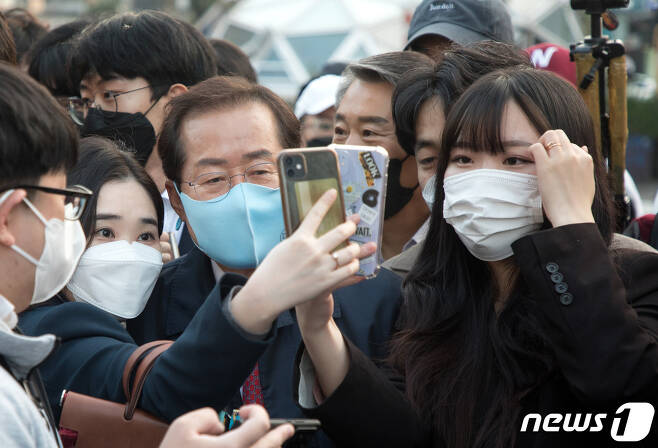 지난 4일 당시 홍준표 국민의힘 대선 예비후보가 서울 홍대거리를 방문해 지지자들과 기념사진을 찍고 있다. 2021.11.4/뉴스1 © News1 국회사진취재단