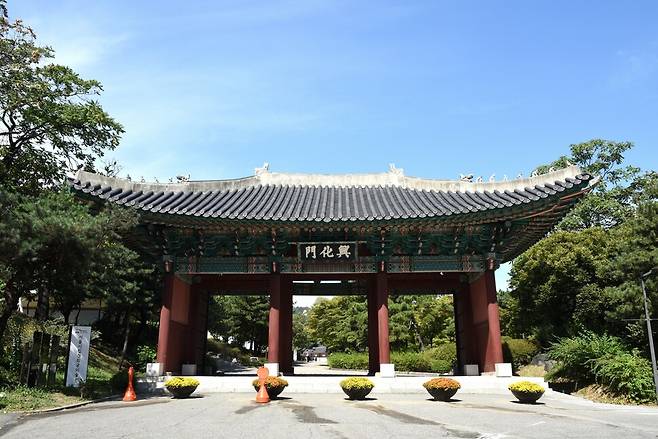흥화문은 유일하게 남은 경덕궁(현 경희궁)의 옛 건물이다. 문화재청 제공