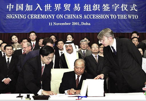 중국의 WTO 세계무역기구 가입 조인식, 2001년. 미국이 용인했기에 가능한 일이었다. 미국은 중국이 돈 잘 벌고 행실도 바른 자유진영의 모범생이 될 것으로 기대했지만 결과는 달랐다.