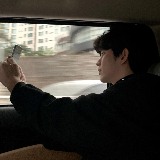 Kim Soo-hyun posted an article and a photo on his instagram on the 20th.The photo shows Kim Soo-hyun moving in a car; Kim Soo-hyun is taking pictures of the scenery outside the car with a mobile phone camera.The fans who encountered the photos responded in various ways such as cool, Where are you going? Good looks.Meanwhile, Kim Soo-hyun will meet with fans through the Coupang Play series One Day (director Lee Myung-woo, production Green Snake Media and The Studio M and Gold Medalist), which will be released at 0:00 on the 27th.This work is an eight-part hardcore crime drama depicting the fierce survival of the Hyun-soo Kim (Kim Soo-hyun), who became the killer The Suspect overnight in ordinary College students, and the under-floor third-class Lawyer cautious (Cha Seung-won).