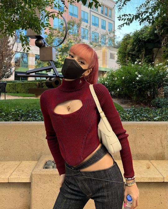 Group BLACKPINK Lisa has reported on the recent fashionable situation.Lisa posted a photo of herself outdoors on her Instagram page on Monday without comment.Lisa in the photo is wearing a unique design knit with a rounded chest and jeans with pelvis.The rather esoteric outfit of the incision design also featured fashionably and boasted a fascination visual.Meanwhile, Lisa set a record for her solo song Money (MONEY), released in September, topping 200 million streaming episodes on the music platform Sporty Pie.