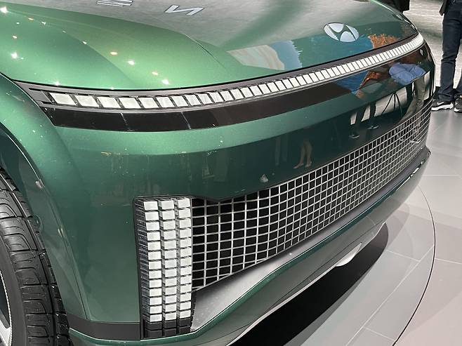 현대자동차가 2021 LA오토쇼에서 공개한 전기 SUV 콘셉트카 세븐. 파라메트릭 픽셀 디자인을 적용했다./변지희 기자