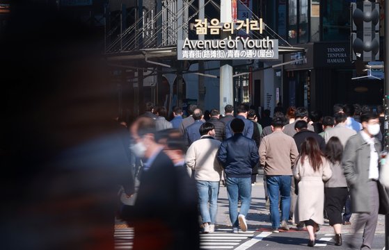지난 17일 서울 중구 장통교에서 직장인들이 점심식사를 하기 위해 음식점이 모여있는 관철동 젊음의 거리로 향하고 있다. 사진 연합뉴스