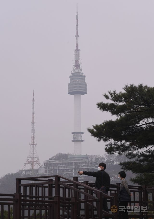 21일 서울 중구 남산에서 바라본 남산타워가 흐릿하게 보이고 있다.