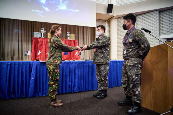 한국군 대표팀이 지난 19일 네덜란드 헤이그에서 열린 국제 사이버 공격 및 방어훈련 ‘사이버넷(CYBERNET) 2021’에서 준우승을 한 후 주최측인 네덜란드 국방사이버사령부 관계자로부터 상패를 수여받고 있다. 국방부 제공