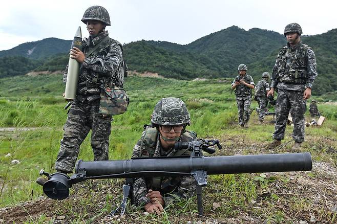 해병대원들이 사격훈련을 위해 90㎜ 무반동총을 지상에 거치하고 있다. 세계일보 자료사진