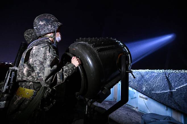 공군 소속 병사가 야간 기지 방호훈련의 일환으로 제논 탐지등을 사용해 적기를 식별하는 절차를 연습하고 있다. 세계일보 자료사진