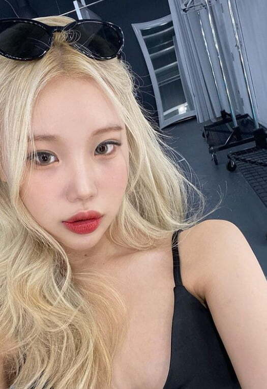 Group Momoland member JooE has reported on the latest situation.JooE posted several photos on his 22nd instagram with an article entitled Mirror Mirror.In the photo, JooE robbed his gaze with his blonde hair and unique body reminiscent of a Barbie doll.JooE has appeared in several entertainment programs and has been attracting attention as an entertainment stone.JooE, who was not seen in entertainment for a while, was impressed by revealing a more beautiful visual.JooE recently sang KBS1 drama National Wife OST Dream Song.