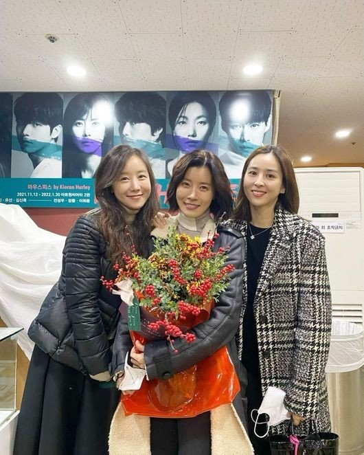 Han Hye-jin said on his 22nd day, I went to college to see a Play mouthpiece performance, my sister who is always passionate!I have a deep Feelings in the act that I can not help but immerse myself. Thank you for letting me see a good performance. The photo showed Han Hye-jin and Choi Ja-hye posing affectionately after watching the play with Actor Yoo Sun.Choi Ja-hye also gave a special impression to his instagram on the day: How cool is your sister on stage? Its Feelings who just went to the idea and got hit.I cried while watching Play. I was so focused on each ambassador of Actors, and time passed without any boredom, and the way back ... there are so many lusts left. I think I will go to see this play until the end of January, and it was a great day to talk about the date with Hye-jin who I met for a long time.