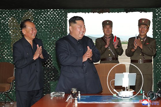 김정은 북한 국무위원장(왼쪽 둘째)이 지난 2019년 8월 24일 초대형 방사포 시험발사 현장을 찾았다. 김 위원장의 책상 위에 미국 애플사가 제작한 아이패드(원 안)가 놓여있다. [연합뉴스]