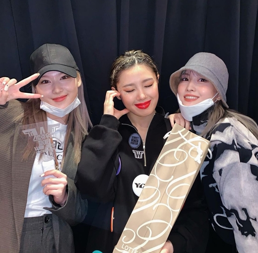Dancer Ri Jung, group TWICE members Sana and MOMO met at the concert hall.On the 21st, Ri Jeong posted a photo of her with Sana and MOMO through her personal Instagram, and she feels the lovely atmosphere of Sana, Ri Jeong and MOMO while her warm friendship stands out.Thanks to TWICE, which was not anything, I have a choreographer Lee Jung now, he said. Thank you so much for not being able to express it in words. I really have to work harder.TWICE + Leejung = .On the same day, TWICE official Instagram also posted several photos along with the article It was so fun and cool, SUfacon, which ran after the last minute.The photo shows Sana and MOMO who went to watch the concert of cable channel Mnet Street Woman The Fighter dancers.They seem to have finished the last broadcast of SBS popular song and headed to the concert hall. The two people wore hats and masks and showed beautiful beauty.The netizen continued to react hotly to the special relationship and loyalty of Lee Jung and TWICE three years ago.The netizens said, This union is in favor, This is how it was three years ago, In the past, if Lee Jung made choreography for TWICE, TWICE has been cheering for Lee Jung.Movies and movies. Lee Jung appeared in the Street Woman The Fighter on the Stage concert held at the Jamsil Student Gymnasium in Seoul with Street Woman The Fighter dancers.They plan to tour all over the country until December 25th.On the other hand, TWICE released its third full-length album, Formula of Love: O+T=<3 (Formula of Love: O+T=<3) and its title song Scientist on the 12th and made a comeback.