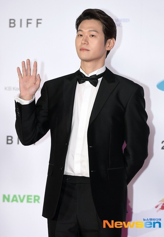 Actor Hak-ju Lee will be on the Point of Omniscient Interfere.MBC will appear on Hak-ju Lee on Point of Omniscient Interfere (hereinafter referred to as Point of Omniscient Interfere) on November 22.It is scheduled to be recorded in the studio on the 26th, and the broadcast date is not yet decided. Hak-ju Lee, who left an intense left in the JTBC drama The World of Couples, is continuing his ten-day journey.In Netflix OLizzynal My Name, he played the role of Jeong Tae-joo, the right-hand man of Dongcheon-pa boss Choi Moo-jin (Park Hee-soon).In the wave OLizynal Go to Cheong Wa Dae as long as this happens, Kim Soo-jin, who has a serious but comical aspect, showed a different face of 180 degrees.Hak-ju Lee, who is continuing his active career, is interested in what kind of charm he will show in entertainment.