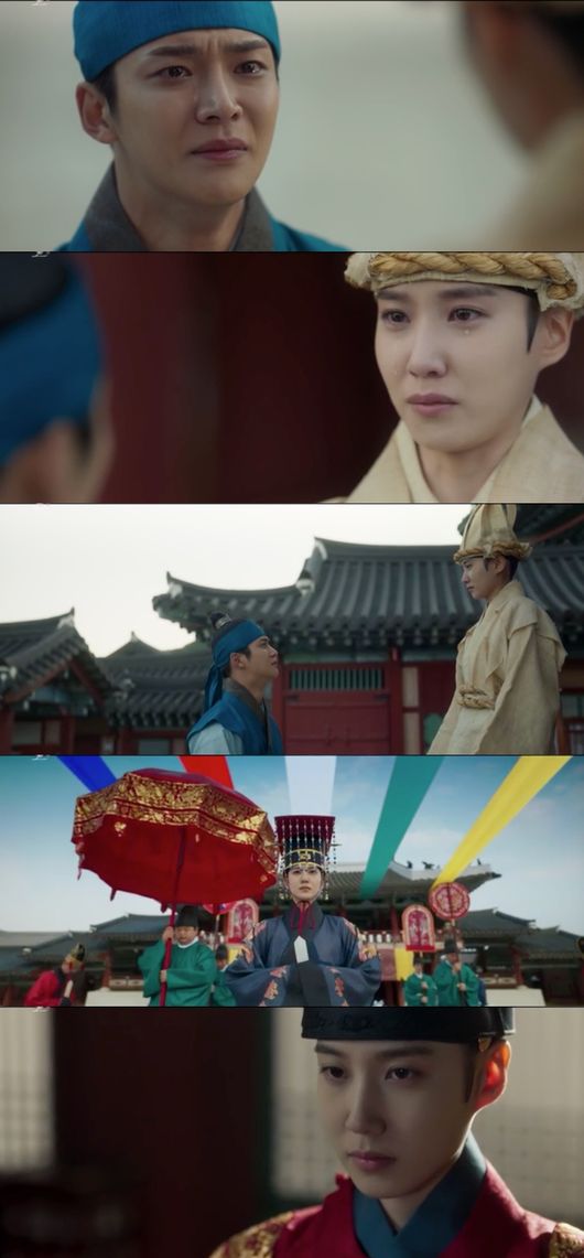 The Kings Affaction Park Eun-bin was crowned after Lee Pil-mo, who was poisoned.On KBS 2TV Mon-Tue drama The Kings Affaction, which was broadcast on the afternoon of the 22nd, a picture of Park Eun-bin, who revealed his secret to RO WOON, was drawn.When he found out that Hui was a woman, he was confused, but he treated Huis wound and thought alone.Why dont you ask me anything? he asked, I know youre surprised about me, and youre resentful of me for being deceived.I am sorry that I did not notice it early, he said.You dont have to say anything. Nothing has changed. I think the person in front of me is down.If youre down, it doesnt matter, he added, hugging Whee.Gaon (Choi Byung-chan) secretly came to Hye-jong (Lee Pil-mo) and pointed a knife at his neck. At the end of Gaons question, Why did you help yourself?I will make the world I have dreamed of with your father. Gaon did not kill Hyejong, and then the merchant ship came in with a potion.The merchant ship had been poisoned by the soup, and without knowing anything, Hyejong drank the soup and eventually vomited blood and died. Jung Seok-jo (Bae Soo-bin) went all over the place to find the missing Whi.Lee Hyun (Nam Yoon-soo) also searched the mountain with the head of the gold medal to find the whi before them.Wheel had a happy time, drawing a life after leaving with Jiun, and the two men who came down to the village were ready to change their clothes and leave.Ji-woon left for a while to buy the maid who was watching, and then he was Kidnap by the gunman.Han Ki-jae (Yoon Je-moon) told Hwi that Hyejong was dead and urged him to return to the palace.Han Ki-jae took Hui to the palace, and the great and great priests were greatly surprised by the appearance of Hui.Han Ki-jae told Dae-bae (Lee Il-hwa) that Changcheon-gun (Son Jong-hak) had committed a reverse act and asked them to choose whether it was a desolate or not.In the end, Han Ki-jae took the Changcheon-gun, the middle war (the hand-held), and the modern army in the reverse of the murder of the king, and forced Hui to threaten the life of the people of Hui.Lee Hyun tried to stop the Whip from being dragged to the East Palace, but it was not enough; the stone was slapped and told to go back to the palace, but Jiwoon went into the palace to get the Whip out.After all, Hui, who decided to become Wang Yi, said to Han Ki-jae, Wang Yi. One request. Save the modern army. Promise me that my people will not touch.Ill be willing to be your uncles doll, Han said, and promised him, you promised me, youll be with me.Its not too late, he said, but he cried, You must not come to me now. Then he took the throne and took the kings seat.Capture the screen of The Kings Action