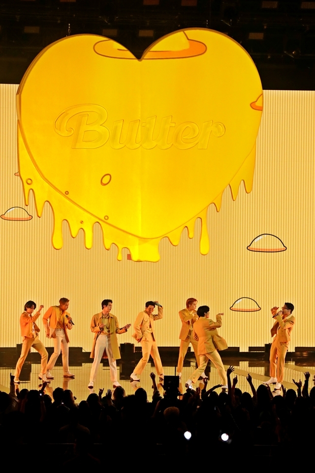 방탄소년단은 ‘페이보릿 팝송’에 꼽힌 ‘버터’ 무대로 시상식 마지막을 장식했다.로이터 연합뉴스