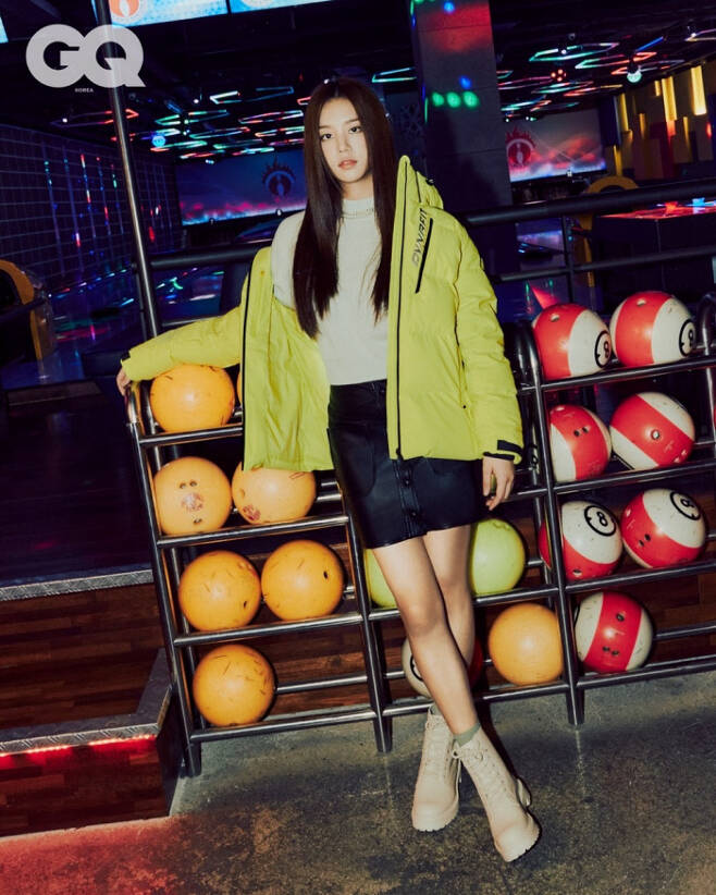 So-yeon and Ahn Sol-bin from girl group LABOUM boasted superior fit with an Outdoor Research look.LABOUM (So-yeon, Jinye, Haein, and Ahn Sol-bin) released a December photo with members So-yeon, Ahn Sol-bin and GQ Korea, which focused attention on fans.This December photo shows the brilliant visuals of So-yeon and Ahn Sol-bin, who completely digested various winter outdoor research looks.So-yeon in the public picture shows off his lovely charm by sensually matching his outer and check skirts, and he captivates his eyes by completely utilizing the brands Sport Club do Recipetism sensibility with a neat fit.In addition, I stared at the camera and raised the completeness of the picture with a natural pose.In addition, Ahn Sol-bin used the outer to show the hip sport club do Recipety look and robbed the eye.In the personal cut, Ahn Sol-bin showed off his superior model fit with various Pose, revealing the aspect of the artist, as well as his presence with intense eyes.Winter pictures of So-yeon and Ahn Sol-bin can be found in the December issue of GQ Korea.On the other hand, LABOUM is meeting fans with the title song Kiss Kiss of the mini 3rd album BLOSSOM.The publics interest in So-yeon, who participated in the songwriting of Kiss Kiss, and Ahn Sol-bin, who is continuing his acting career in the JTBC drama IDOL [Idol: The Coup], is getting more attention.LABOUM will continue to be active with the new song Kiss Kiss.
