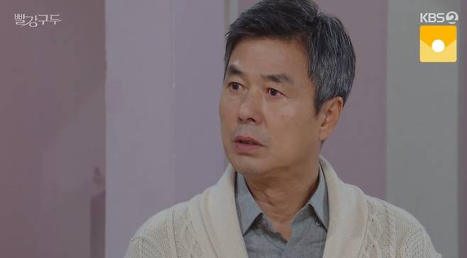 So Yi-hyun was the daughter of Sunwoo Jae-duk, not Kim Gyu-cheol.On KBS 2TVs Guddu broadcast on the 22nd, a picture of Hee Kyung (Choi Myeong-Gil), who is surprised by the secret of the birth of So Yi-hyun, was drawn.When he learned that Gemma and Sunwoo Jae-duk were a blood line through genetic testing, he responded that he could not believe it, saying, No, no, no, no.When I saw the text, he asked, What is this? Who did you test for? And the embarrassed Hee Kyung said, Lee Hye-bin and you have done it.Im worried about everything because hes so sick.I was drawn into your hands and I came into this house unexpectedly, so I was wondering if Lee Hye-bin was Kim Jeong-guks daughter. Im sorry, honey. I was anxious and scared.I think its your daughter, and thats why I did it.My father, I do not know? He is my daughter, Lee Hye-bin. I know clearly, he said, wrapping his arms around the scene.On the other hand, while Gemma entered Rola Street as a fiancee of the mold (Bang Dong-ju), Hyuk-sang said, Because of you, our Lee Hye-bin is being treated for psychiatric treatment.Im soaked in pain every day, he said.So Gemma said, Tough? What about the pain I suffered?I do not know why Lee Hye-bin has become like that, but I remember what he did. The figure was, We Lee Hye-bin, who really loved Yoon Hyun-seok.Youre the one whos been trying to seduce Yoon and make her break up, and then youre brazenly going into this house, and now you love the mold?But even in the wrath of the revolution, Gemma said, I thought you knew it. Love always changes. I really loved Yoon Hyun-seok.But over time, I didnt want to do this. When I said, What are you going to do to me?Give me RolaGuddu.At the end of the drama, Gemma and the mold, which show a diary containing the truth of 20 years ago, were drawn in front of the drama, raising questions about the development.