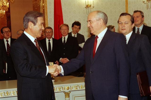 노태우 대통령이 1990년 12월 14일 옛 소련 크레믈린궁에서 미하일 고르바초프 대통령과 정상회담에 앞서 악수하는 모습. 연합뉴스