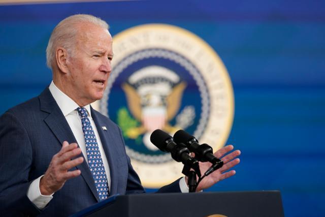 조 바이든 미국 대통령이 22일 워싱턴 백악관 사우스코트 강당에서 제롬 파월 연방준비제도 의장의 연임을 발표하고 있다. 워싱턴=AP 뉴시스