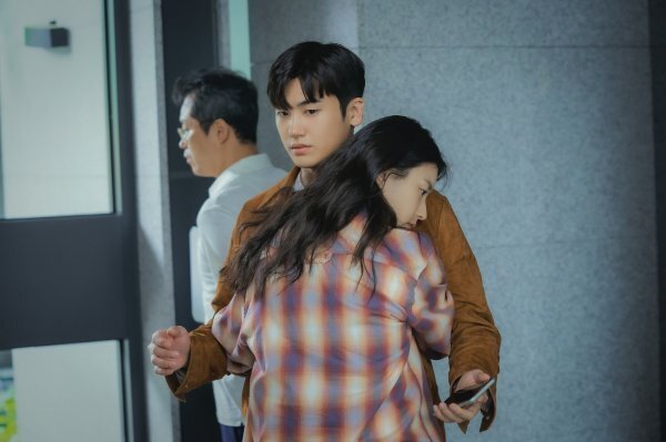 Han Hyo-joo, Park Hyung-sik show a more glowing co-work in DangerThe production team of the original Teabing Happiness (playplayed by Han Sang-woon, directed by Ahn Gil-ho) released the behind-the-scenes cut of Han Hyo-joo and Park Hyung-sik, which completed the New Normal City thriller with high synergy on the 23rd.Yunsae Spring (Han Hyo-joo) and Jung Ihyun (Park Hyung-sik) rely on each other and are fighting for Earth 2.The two people who struggle to protect the public good among the residents of the apartment who are exposed to fear and express their desires and selfishness gave a thrilling catharsis in the breathtaking tension.Happiness is realistically depicting the confusion and fear that the new Infection disease has brought.The confusion of those who faced today, which changed from yesterday, has been intensely sympathetic with the present age, which experienced pandemics (contagious pandemics).Now that I realize how precious a normal day with people is, I am attracted to those who struggle to regain the Happy that will not come back.At the center is Han Hyo-joo, Park Hyung-sik, who focused on characters and added strength to the production that emphasized psychological change.The chemistry of the two actors, which perfectly depicts the relationship between the 13 year old Yunsae spring and Jung Ihyun, which make you smile even in a tense tension, is another observation point.The secret of the synergy between Han Hyo-joo and Park Hyung-sik, which are the best in ability and excitement, is also conveyed in the public behind-the-scenes photos.The two men who started Earth 2 in the blocked apartment faced a more brutal reality than the madness.The discrimination between classes in one apartment was bitter, and the fear brought by Infection disease brought another catastrophe.The two Choices move to keep their precious daily life rather than avoid the danger is like hope in extreme confusion.The performance of the two people who are skilled and unrestrained as police commandos and homicide detectives makes the story of the future more interesting.The scene of the reversed filming of the lunch box commando, which had sweat in the hands in the last broadcast, also attracts attention.In the situation of being isolated in 101, the journey of those who formed to look at the outside movement and to get food added tension.The actors cheerful man, who has been talking for a while while talking about the break time, gives a warm heart.Infection disease is spreading out of control, and the development of therapeutic drugs is unclear.Public values began to collapse in the Earth 2 threat, and other East Infections penetrated 101, leading Danger to its peak. It is not safe outside.The access control area spreads, and support does not know how long.Yunsae Spring and Jung Ihyun in Danger, which have no end in sight, wonder if they can secure safety by keeping the public line until the end.The production team said, Yunsae spring and Jung Ihyun are like small hopes in Danger.Please pay attention to what kind of Choices the two struggling people in the more intense Danger are going to do in fear of Infection disease, in the confusion of people who are colliding, he said. Watch what the changes in apartment residents who are threatened by Earth 2 will also result.Happy is released every Friday and Saturday at 10:40 pm on Teabing and TVN.