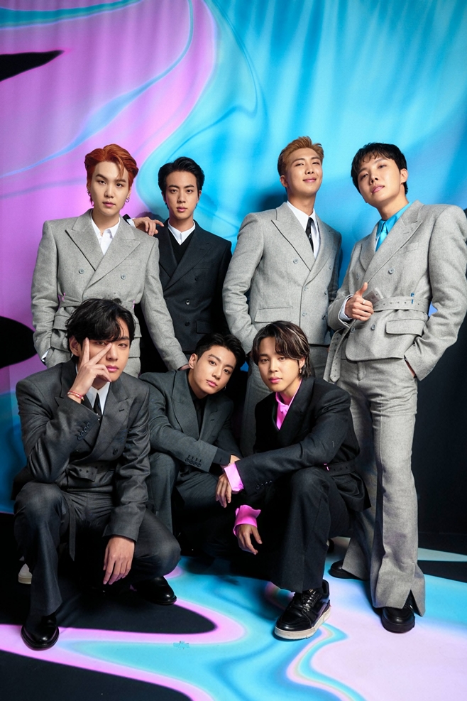 Former World-leading foreign media also took notice at once when Group BTS (BTS) won the grand prize at the American Airlines Music Awards, one of the United States of Americas three major musical awards.BTS won three gold medals in the 2021 American Airlines Music Awards (AMA) at the United States of Americas Microsoft Theater in Los Angeles on the morning of the 22nd (Korea time), winning the The Artist of the Year award, the first Asian singer to be awarded.On this day, BTS was the first Asian singer to win the trophy, surpassing pop stars such as Ariana Grande, Drake and Olivia Rodrigo.The United States of America Associated Press reported in an article entitled Hitmaker BTS showed authority at the American Airlines Music Awards that Koreas Mario Star BTS defeated Taylor Swift, Drake, and The Weekends challenge and became The Artist of the Year.The most popular groups on the planet, BTS and Coldplay, have teamed up, he said of the joint performance of the World band Coldplay.CNN called BTS a K-pop Mariogroup.BTS and Coldplay have raised the crowd at the American Airlines Music Awards, Amy (BTS fan) said. There was a lot to celebrate today.The British daily Independent also said that BTS has won several awards and has dominated the night with live performances. Reuters reported that BTS has become a winner in four years since entering the American Airlines Music Awards in 2017.Meanwhile, BTS is also being nominated for Record of the Year, one of the main awards of the United States of Americas most prestigious Music Awards, the 64th Grammy Awards, following the American Airlines Music Awards.If BTS receives an award in Grammy, it will win the United States of Americas three major music awards following Billboards Awards and American Airlines Music Awards.