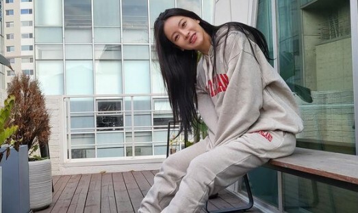 Actor Oh Yeon-seo boasted a youthful beauty.On the afternoon of the 23rd, Oh Yeon-seo posted a picture on his instagram with the phrase Cold.In the photo, Oh Yeon-seo took a picture wearing a man-to-man and training pants. Oh Yeon-seo, who showed a gray-tailored fashion, gave his fans a smile with a smile.The netizens showed various reactions such as Be careful of the cold and Fairy Oblivion when they saw the lovely smile of Oh Yeon-seo.On the other hand, Oh Yeon-seo will appear on KBS2 Beautiful Party.