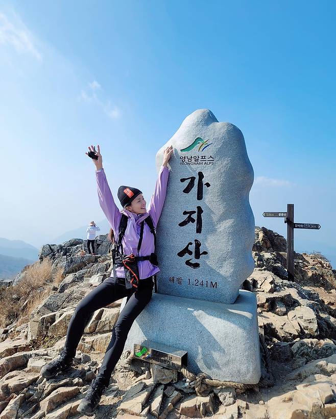 Lee Si-young told his Instagram on the 23rd, # Yeongnam Japan Alps The images of high mountains like 9 folding screens over 1,000 meters across Ulsan, Qingdao, Milyang, Gyeongju and Yangsan 5 areas are beautiful like the alpine area of ​​Japanese Alps.It was my bucket list to complete these nine mountains, but it was the first day of the two-night and three-day hiking season. Lee Si-young in the open photo poses at the top of the mountain and is smiling proudly.Lee Si-young said, I was so hard that I could not go to Goheon Mountain in Goheon Mountain, which was the goal of this day, but on the first day that was too hard, I went to the # Gagan Mountain, which was the highest among the Japanese Alps in Yeongnam.I met a snake at the top and calculated the time wrong, so I could not eat one meal on the day and went for 9 hours. Lee Si-young said, It was a little easy because of fine dust on this day, but I was glad that other days were too clear.Lee Si-young posted a snake video from the top and focused attention on the viewers; Lee Si-youngs steady hiking captivated the viewers.Meanwhile, Lee Si-young married a non-entertainer businessman in 2017 and has a son in his element.Photo: Lee Si-young Instagram