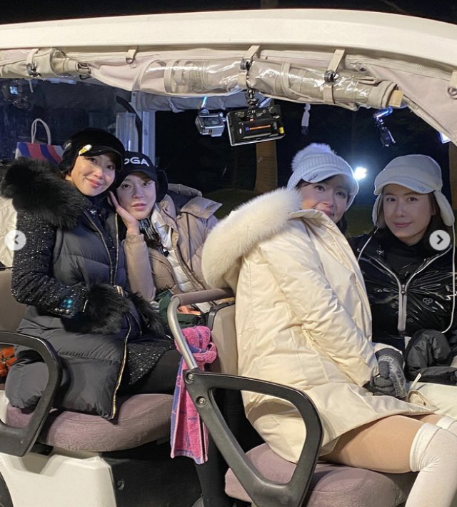 Actor Oh Yoon-ah enjoyed Oh Yoon-ah Cha Ye-ryun Yoon Hae-young, Hong Eun Hee and Golf.Oh Yoon-ah told his SNS on the 24th, Today ~ I filmed the last time of the steamy Golf ~ I was really cold ... until the end ... oh ~ Golf Why is it so difficult ...?and posted several photos.I really want to hide on a cold day ... I finished with sadness and sadness. I have to practice more ~ Please cheer me up to the end ~ Golin is a beautiful Cha Ye-ryun.Angel Yoon Hae-young Sister Thank you, Hong Eun Hee Best; Steam Golf, he concluded.The photo shows Actor Oh Yoon-ah Cha Ye-ryun Yoon Hae-young and Hong Eun Hee who met while shooting a personal broadcasting web Entertainment.The four of them burned their passion, concentrating on Golf even in the suddenly cold weather.Meanwhile, Oh Yoon-ah is raising her son alone after her divorce in 2015; Oh Yoon-ah is set to star in JTBCs new drama, Flying Butterfly.