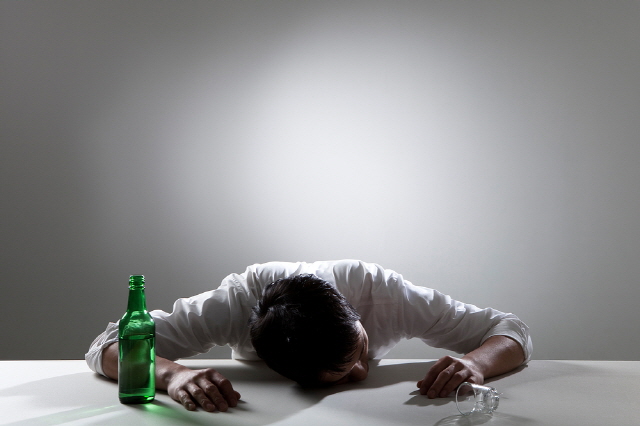잦은 음주로 인한 블랙아웃은 뇌세포를 파괴해 알코올성 치매를 유발할 수 있다./사진=클립아트코리아