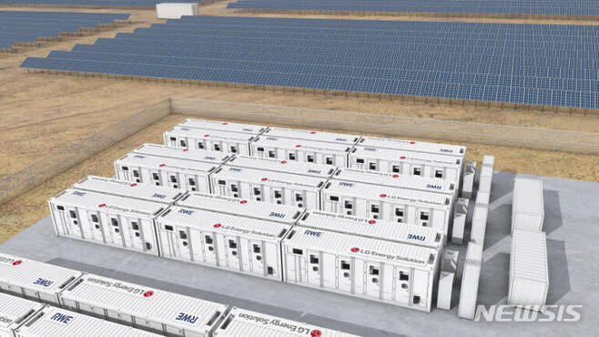 [서울=뉴시스] LG에너지솔루션은 독일 에너지기업 RWE가 미국에서 추진하는 ESS 프로젝트 2곳에 총 800MWh 규모 ESS 배터리를 공급하기로 계약했다. (사진=LG에너지솔루션 제공)