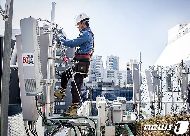 5G 상용망 구축 현장 (SK텔레콤 제공) © 뉴스1