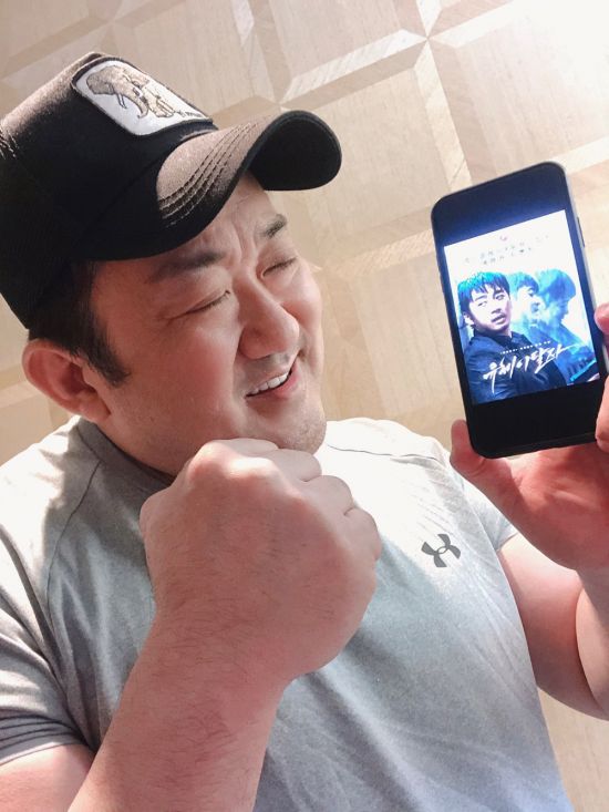 Actor Ma Dong-Seok cheered for Spiritwalker, a new work by The Outlaws production team.On the 25th, Avio Entertainment released a picture of Ma Dong-Seok cheering with a fighting pose while looking at the Spiritwalker poster.Earlier, Ma Dong-Seok led the disassembly to Ma Seokdo Detective in the hit film The Outlaws, which collected 6.88 million people in 2017.At that time, the crew and Actor Yoon Kye-sang showed their support for the new work Spiritwalker.In addition, Ma Dong-Seok recently finished filming The Outlaws2.The sequel will be released in 2022, drawing a story about four years after the operation of the Garibong-dong sweep, and the monster Detective Ma Seok-do and the Geumcheon-seo Homicide Team will go directly to perform a powerful mission.Spiritwalker (director yoon jae-geun) is a tracking action in which a man waking up from anothers body every 12 hours, losing his memory, struggles to find himself, the real one being targeted by everyone, and on the first day of its release, he collected 65,458 people to start at the box office.
