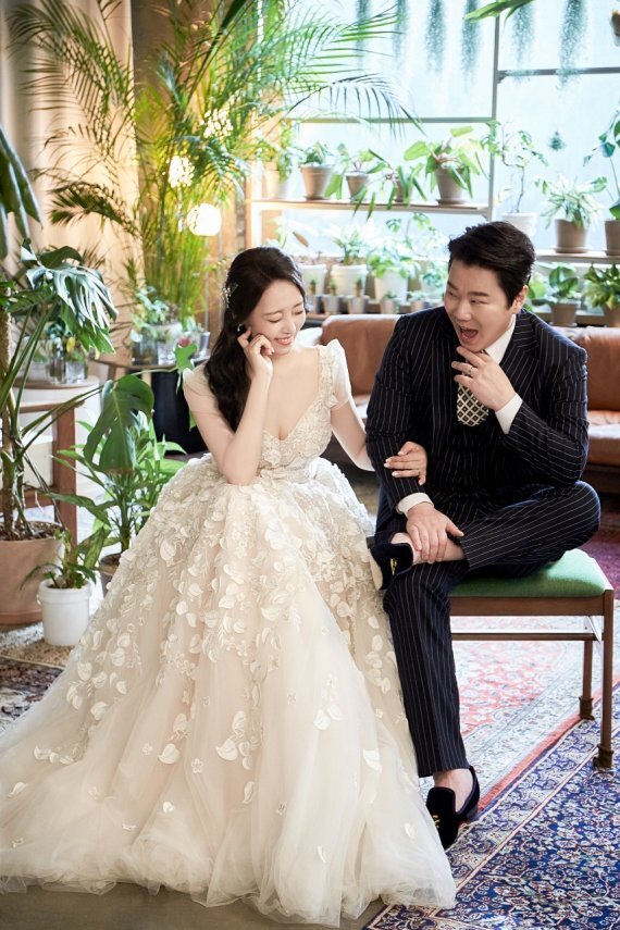 Kim chul-min, a comedian who appears on TVN Comedy Big League, will sign a hundred years in December.Kim chul-mins agency, Eldy Story, announced today that Kim will marry his lover at a wedding hall in Seoul Yeouido on December 11th.Kims bride-to-be is a non-entertainer who developed among friends, and the two will be given a wedding march after a year of devotion.Kims agency explained that the prospective bride has a warm and caring personality with beautiful resources.The wedding ceremony is held at the beginning of the year, with the comedian Kang Jae-joon. The celebration is called by Comedy Big League Psychos.After the wedding, Kim and his wife will enjoy a honeymoon in Jeju Island.Kim said, Thank you to my girlfriend who kept me in a difficult time, I will live happily and beautifully. Thank you for celebrating.Meanwhile, Kim chul-min made his debut as MBC Komidi House in 2005. In 2006, he won the MBC Broadcasting Entertainment Award for Komidi.Currently, he is active in the TVN Comedy Big League.