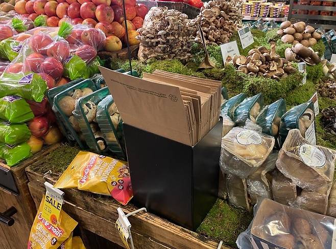 영국 런던 소호 한복판에 위치한 ‘홀푸드마켓’(whole food market). 야채를 담아갈 종이봉투가 비치되어 있다. 몇몇 야채와 과일은 플라스틱 비닐로 감싸져 있는 게 보인다.