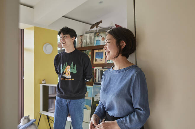 이주연(오른쪽), 민용준씨가 이야기를 나누고 있다. 사진 윤동길